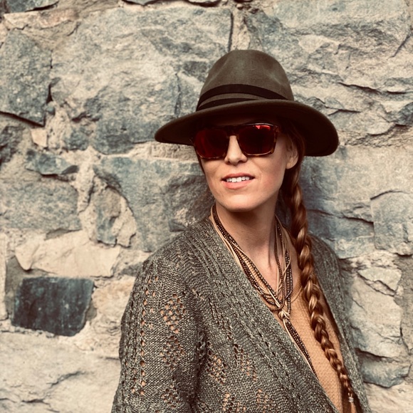 Meet your Posher, Crystal - Picture 2 of 2